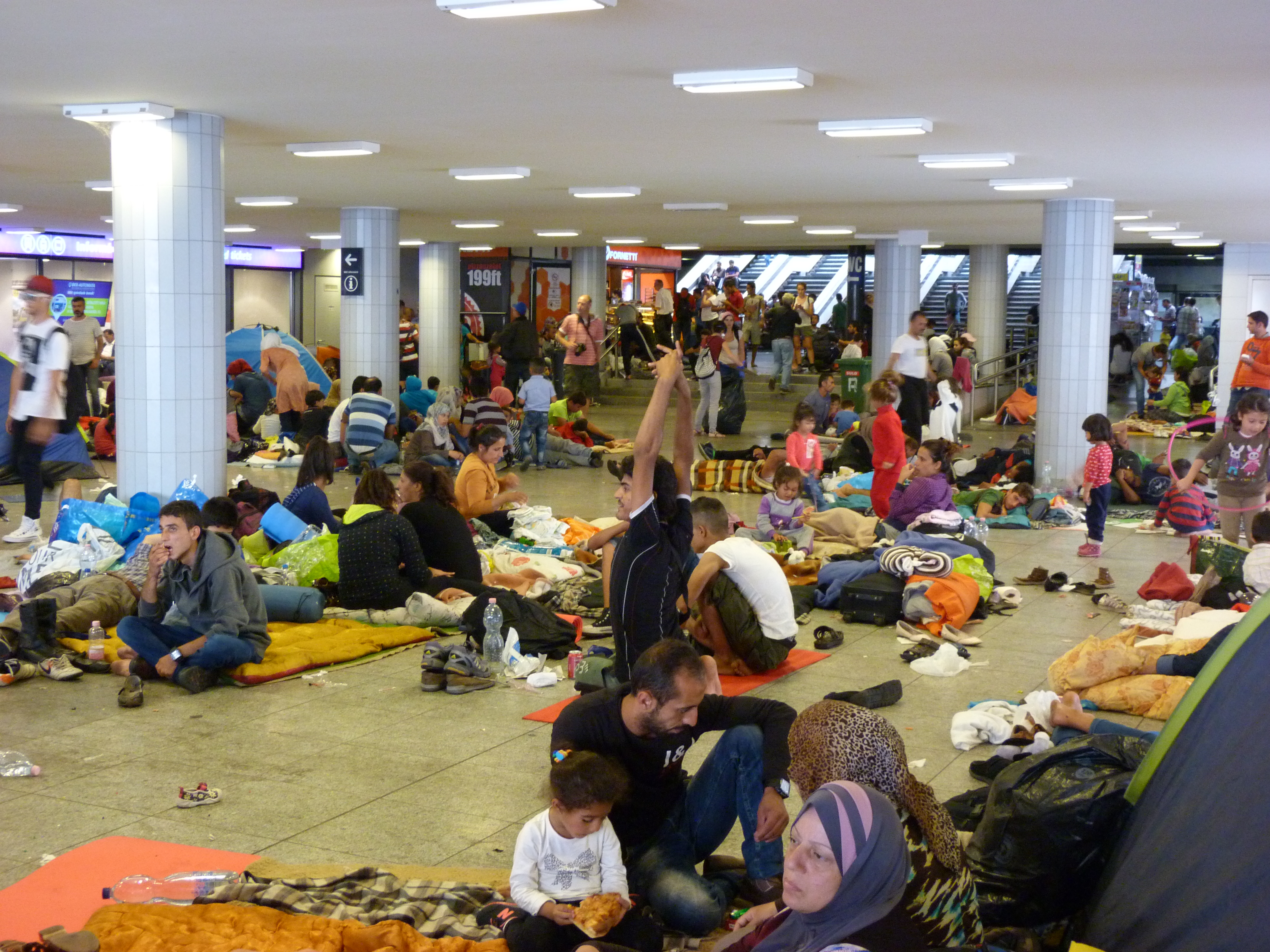 Migrants_at_Eastern_Railway_Station_-_Keleti,_2015.09.04_(1)